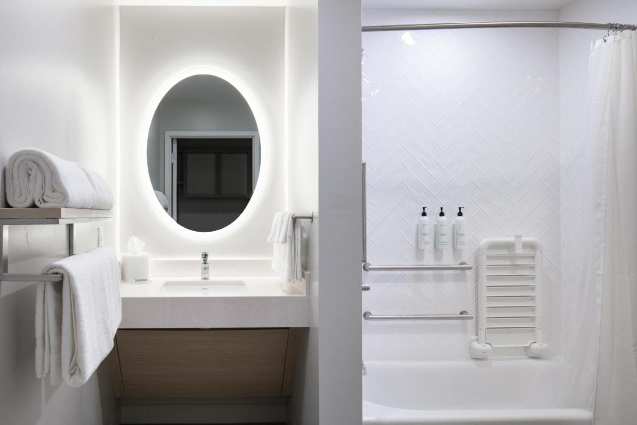 Towneplace Suites By Marriott Oshkosh Esterno foto